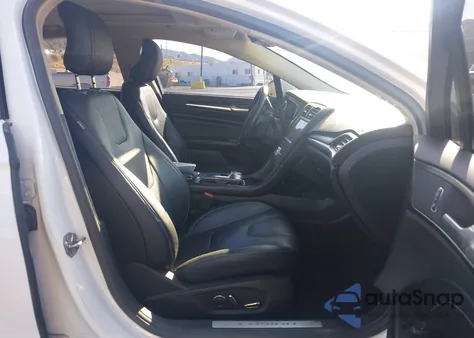 2017 Ford Fusion Energi Titanium z USA, uszkodzony, nr VIN 3FA6P0SU7HR229279